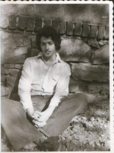 ž. a. r. "putuj, putuj u jesen, samo tiho, još tiše, da se noć ne probudi, da se tuga ne probudi..." Ž.R. Dom Omladine osamdesetih