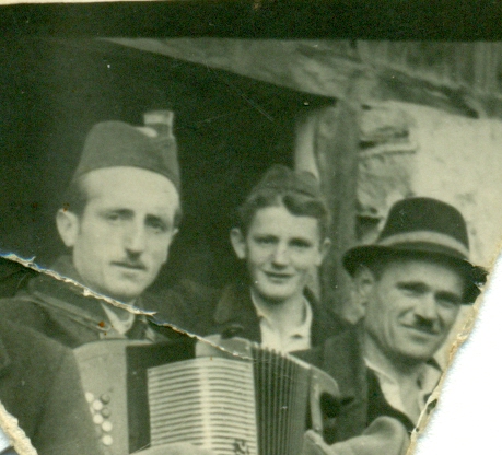 ž. a. r. IZ STARIH ALBUMA Gile Baksuz: " Ja sam ovaj u sredini" (nedostajući deo pocepan od strane pomenute Zorke Petronijević)