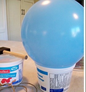 Balon postavite u kanticu da vam se ne bi pomerao dok ga oblažete kanapom koji je umočen u lepak za tapete.