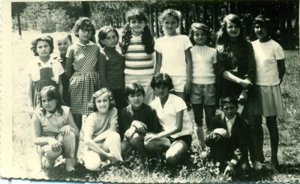 ž. a. r. jedan od " dragih" izleta đjaci oš "jovan popović" u šumaricama.  "...iste su godine  svi bili rođeni, od istih bolesti svi pelcovani..."