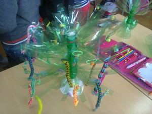 Korelacija Likovne kulture i Ekološke sekcije II razred - Jelka od plastičnih flaša