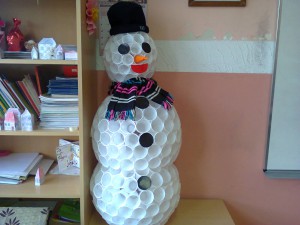 Učenici II 4 OŠ "Branko Miljković" iz Niša su na času likovne kulture, a u korelaciji sa Ekološkom sekcijom i Srpskim jezikom napravili Sneška Belića koji će biti  glavni lik u Novogodišnjoj predstavi.