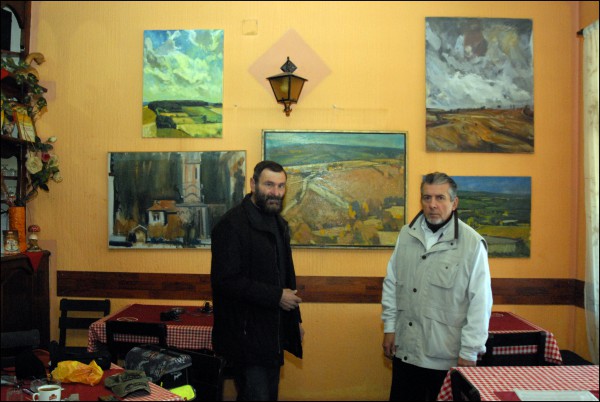 Капија Левча, Слава И јордан меркају зидове.