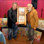 Сликар у Гружанским дворима прима наградун „Чаша воде са извора” од Слободана Бетулића