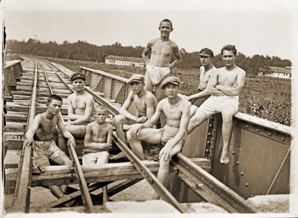 Купачи на железничком мосту на Лепеници 