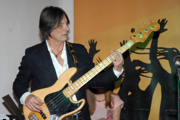 Без гитаре није могло. 