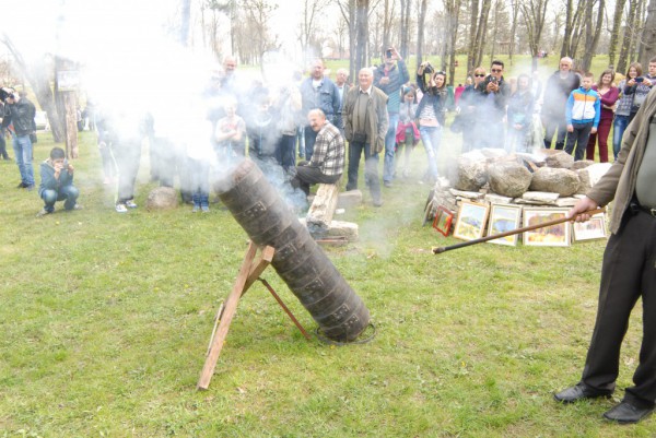 Пуцњем из тешњовог топа у 10 часова свечано је отворен . 