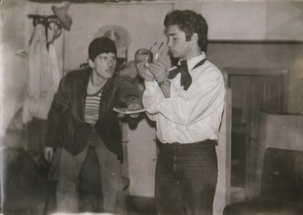 A L B U M Miloš Radivojčević i Goran Petković  ( Kao Bane Kasapin i Pesnik) u predstavi "Radnja za vešanje" Dramski studio Doma omladine Kragujevac Tekst:Žika Ranković Muzika : Zoran Todorović - Toda Direktor: Mirko Đoković MALA SCENA 1976 