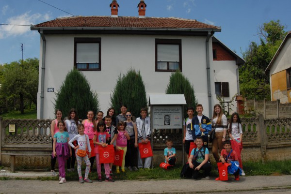 Учесници испред куће Душана Милошевића