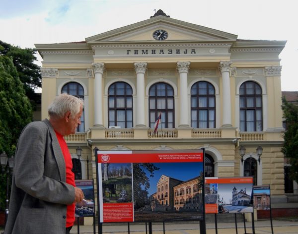 ispred gimnazije
