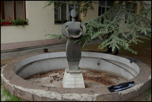 Стилизована скулптура „Шумадинке” 