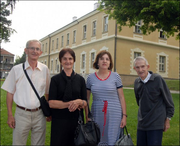 „Породица„ Симовић испред Модерне галерије 