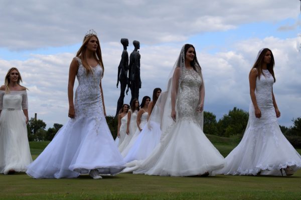 venčanice, devojke, lepota, spomenik, misice