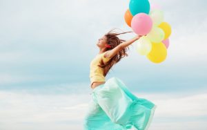 girl-with-balloons-joy-happiness-freedom-2560x1600-wide-wallpapers.net