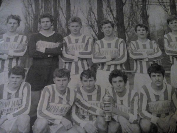 Godina 1970. Prvi tim pionira Crvene zvezde, Peđolino je golman.