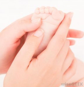 baby-foot-with-toes-curled-inward