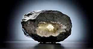 Kako to radi?
🔬 Zeolit je prirodni mineral sa mikroporama poput sunđera. Te pore deluju kao magnet za:
☠️ Teške metale
🦠 Toksine
🧪 Patogene materije